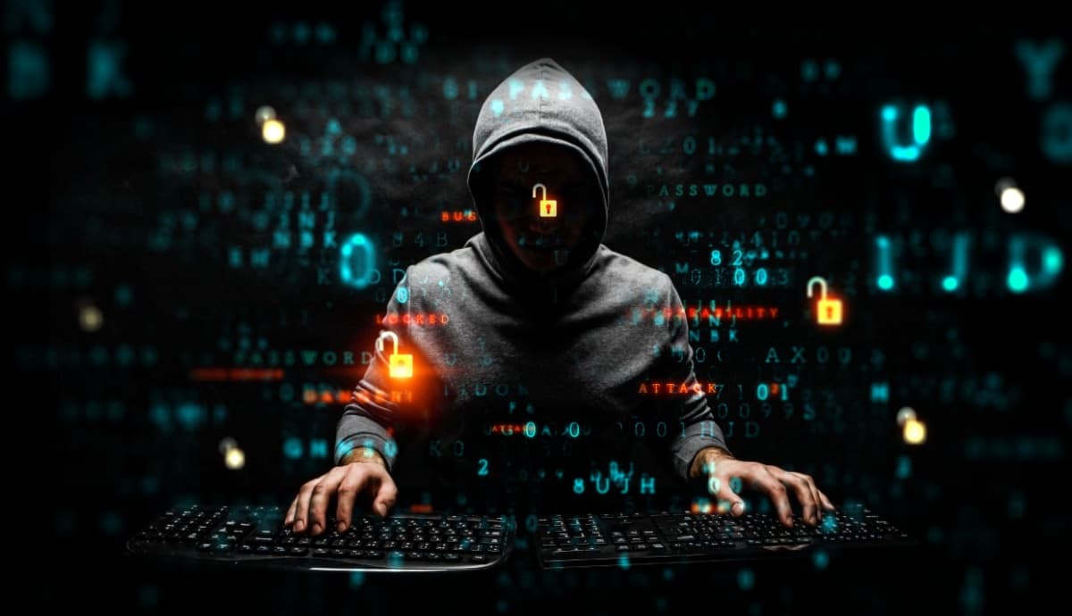 Hacker com tema escuro com capuz