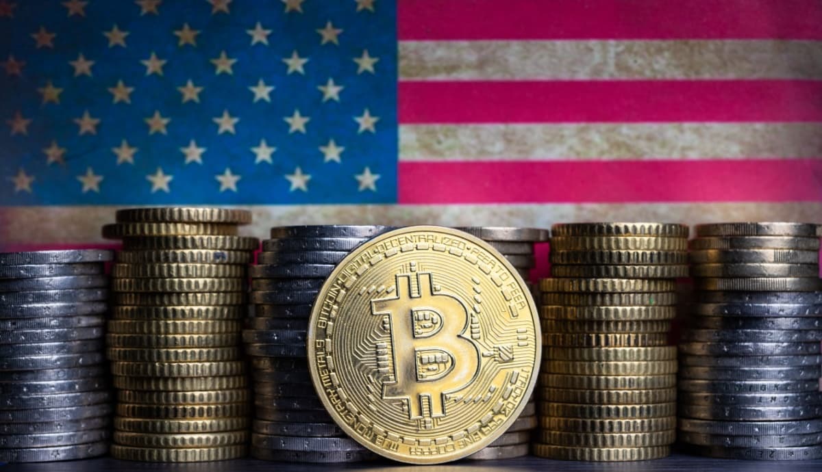 moedas de bitcoin e bandeira dos EUA no fundo