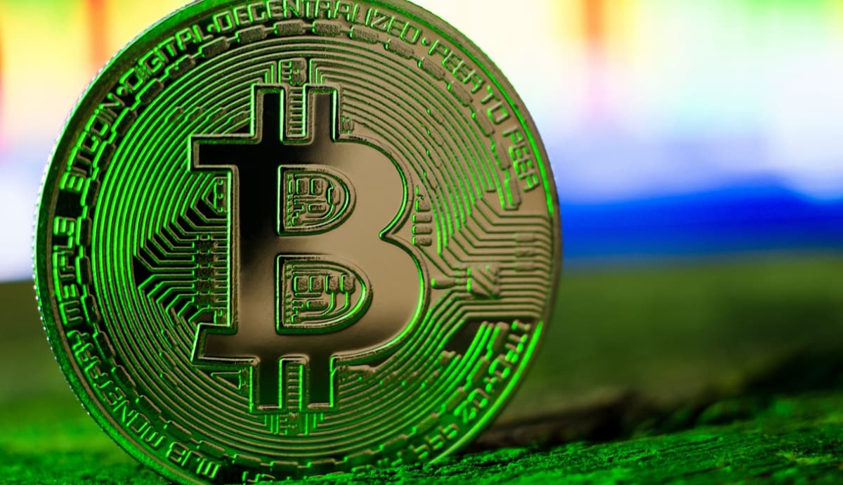 imagem de moeda de bitcoin com luz verde