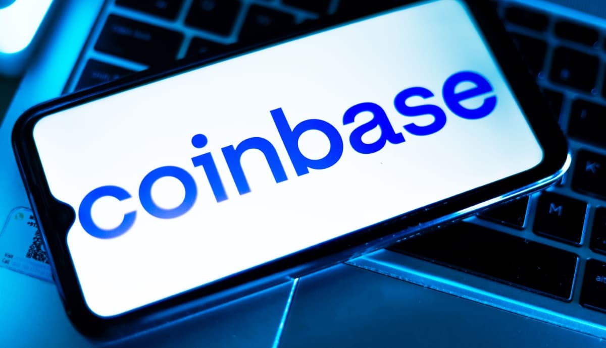 logo da corretora de criptomoedas coinbase em celular