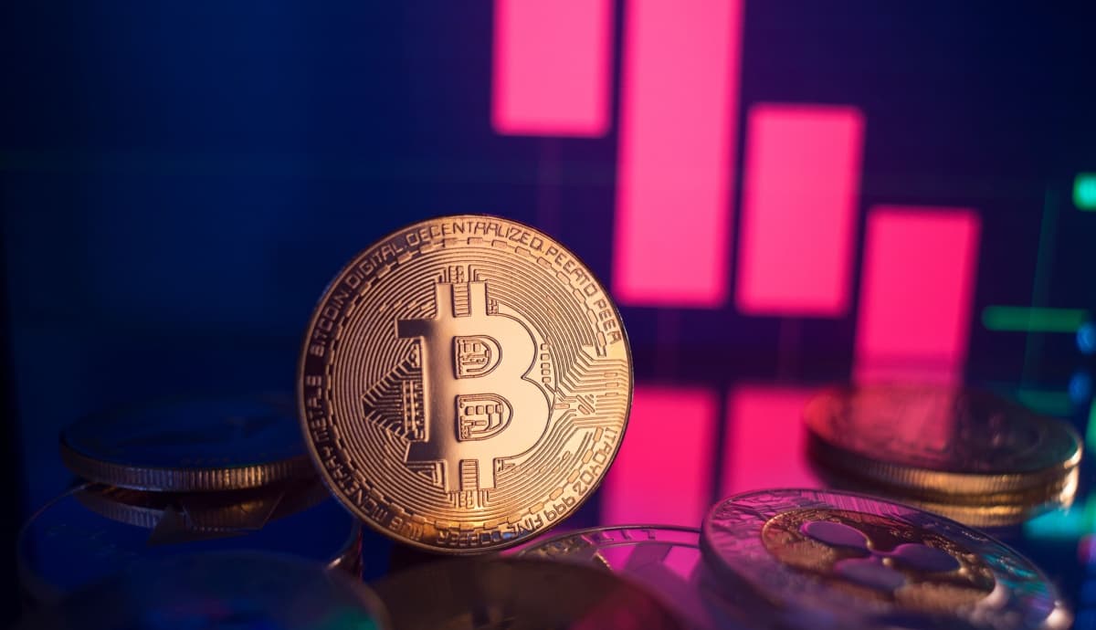 moeda de bitcoin frente a gráfico de queda