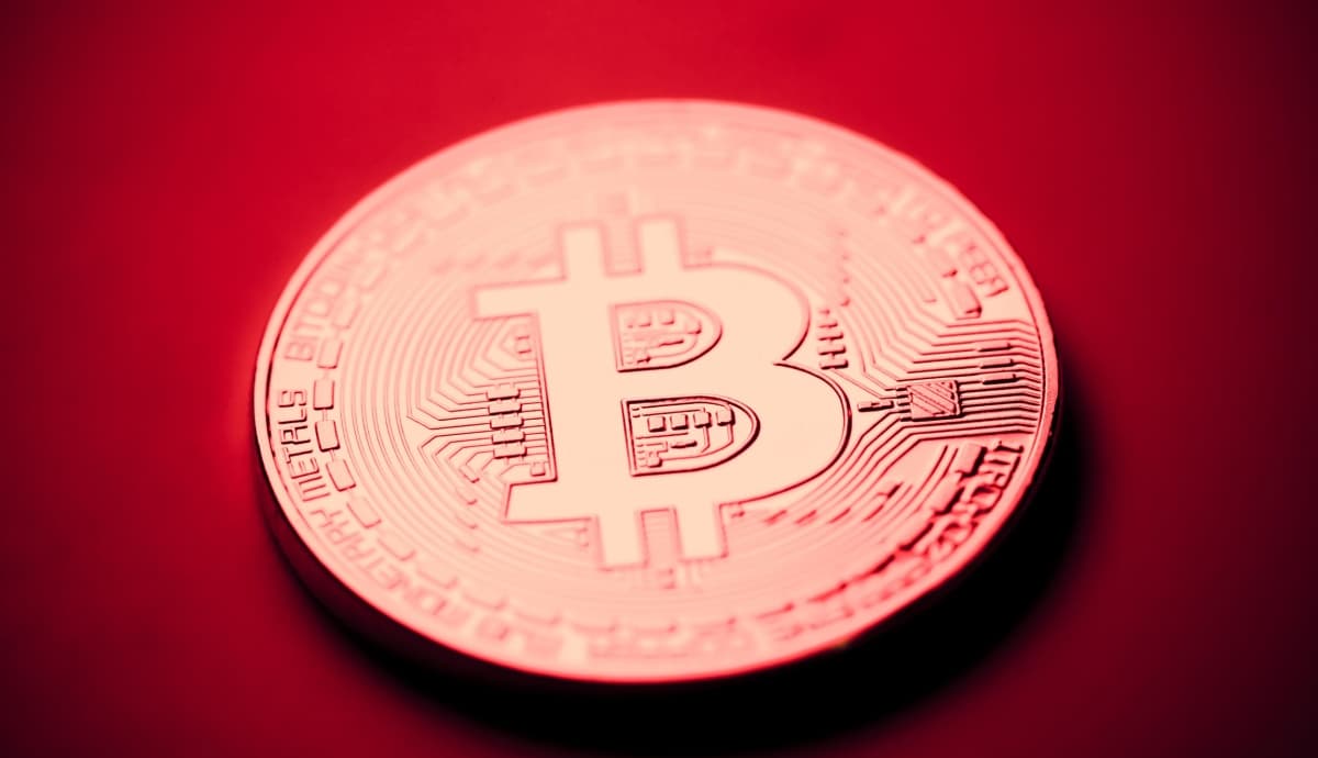 bitcoin sob fundo vermelho